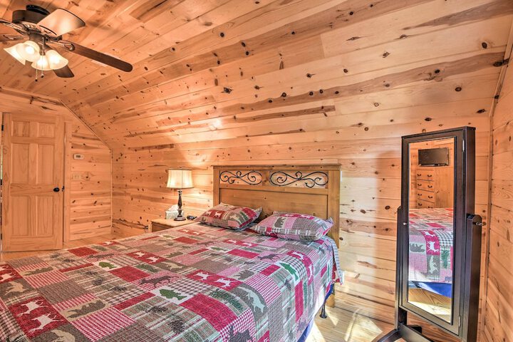Secluded Cabin w / Deck 13 Miles to Downtown Murphy