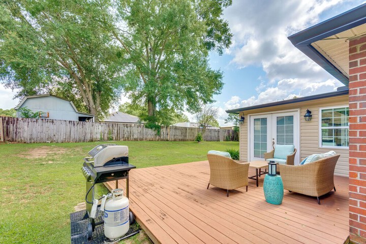 Spacious Home w / Sunroom 15 Mi to Pensacola!