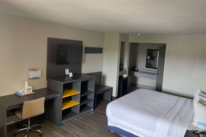 Room 10 of 16