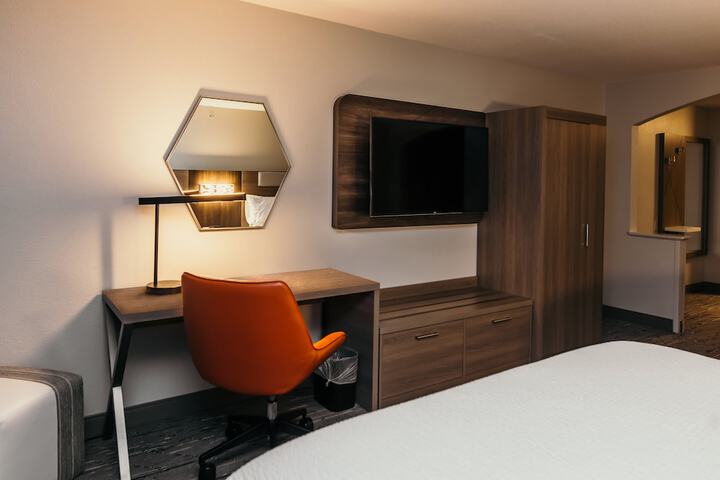 Room 14 of 28