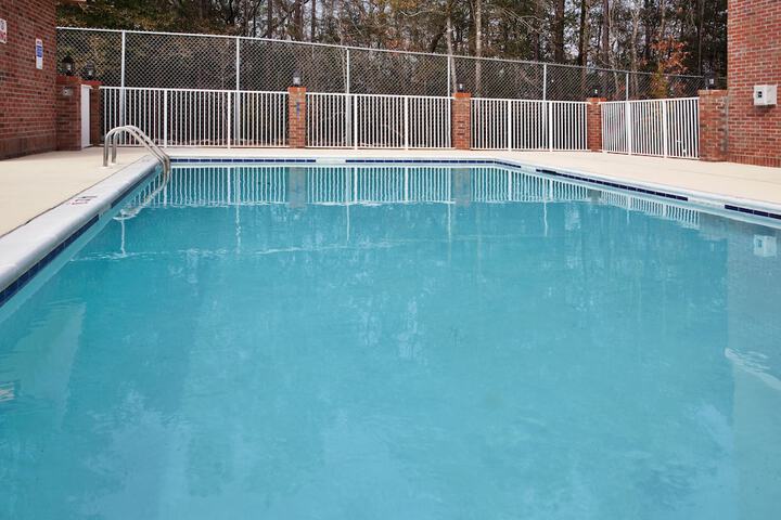 Holiday Inn Express & Suites Hope Mills-Fayetteville Arpt by IHG