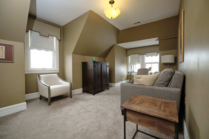Room 93 of 185