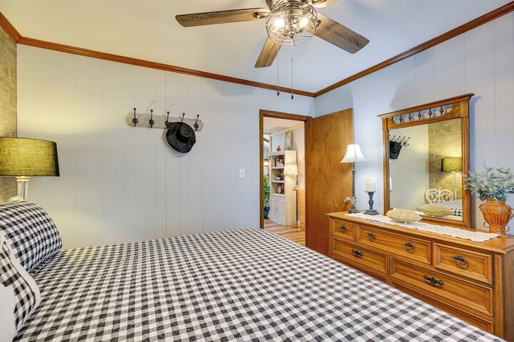 Oak Island Vacation Rental w / Decks Walk to Beach