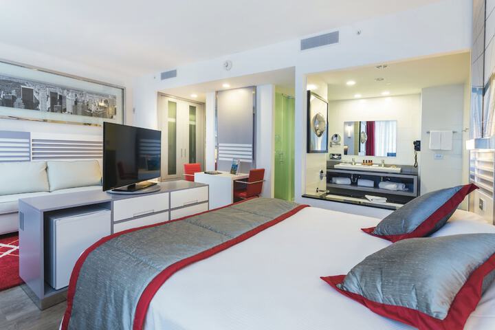 Room 51 of 108