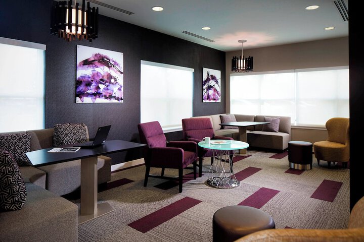 Lounge 26 of 29