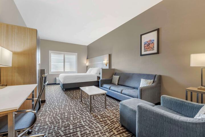 Best Western Plus Lake Elsinore Inn & Suites