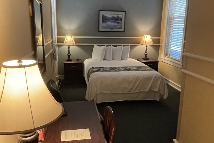 Room 27 of 32