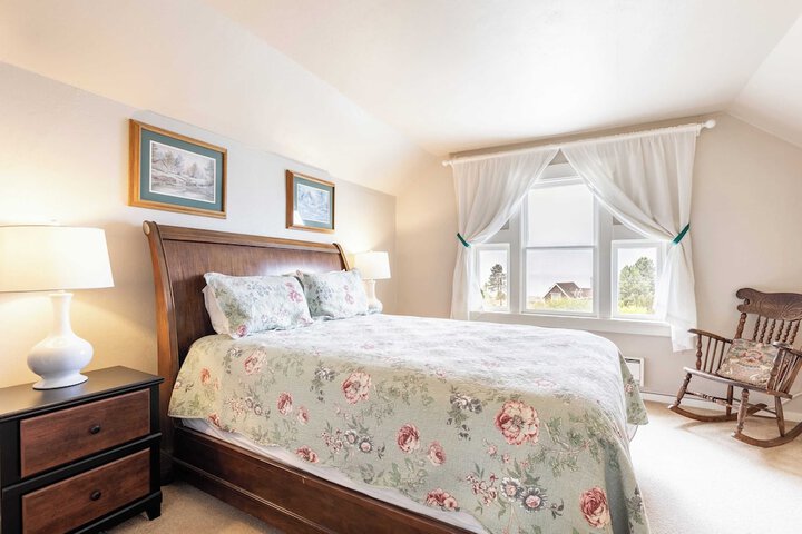 Private Beach Access + Water Views! Sleeps 18 Historic 6bdr Farmhouse w / Deck