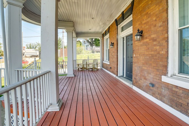Inviting Connellsville Getaway w / Deck!