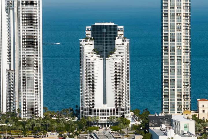 Trump International Beach Resort
