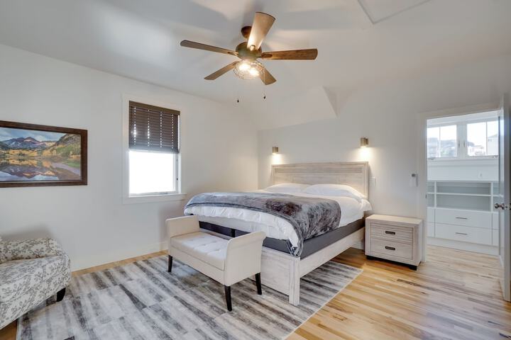 2 Mi to Town: Castle Rock Retreat w / Fireplace!