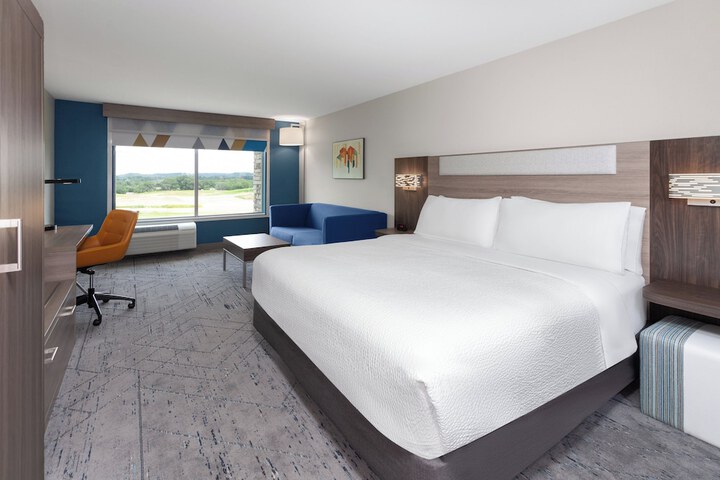 Holiday Inn Express & Suites Reedsburg - Dells Area by IHG