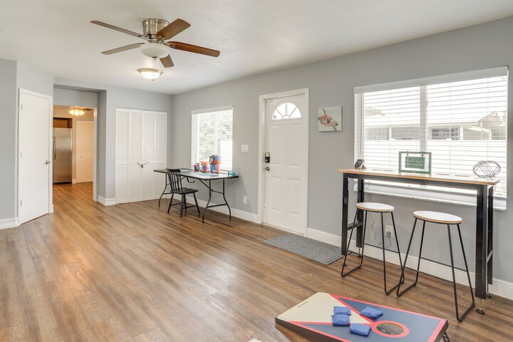 Bright Pinellas Park Getaway w / Private Pool!