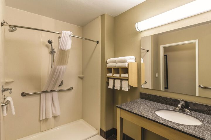 La Quinta Inn & Suites by Wyndham Fargo-Medical Center