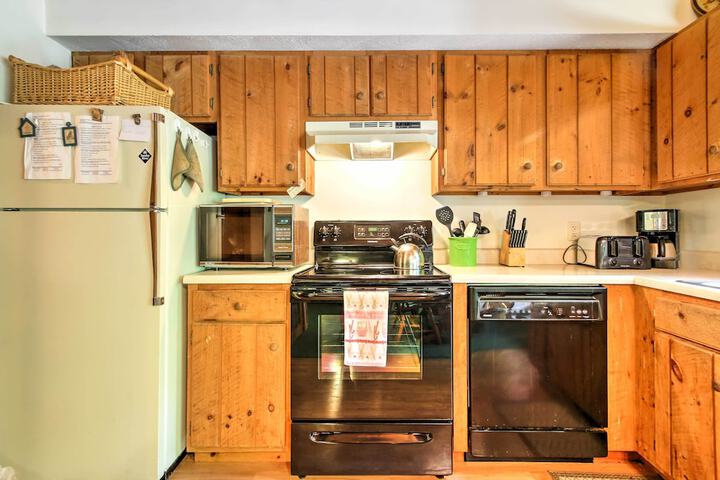 Cozy Bartlett Townhome 3 Mi to Attitash Mountain