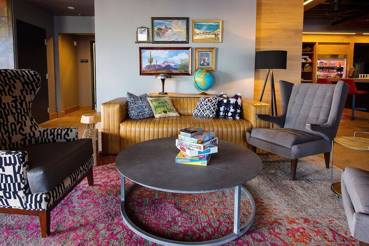 Lounge 76 of 80