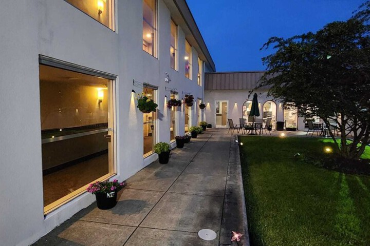 Super 8 by Wyndham Morton Grove / Chicago