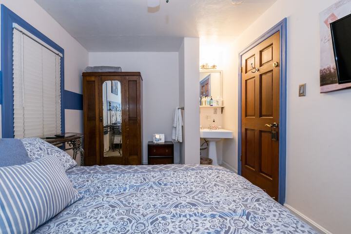 Room 33 of 60