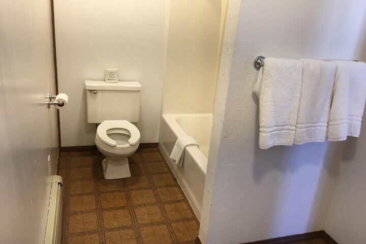 Coho Motel and Suites