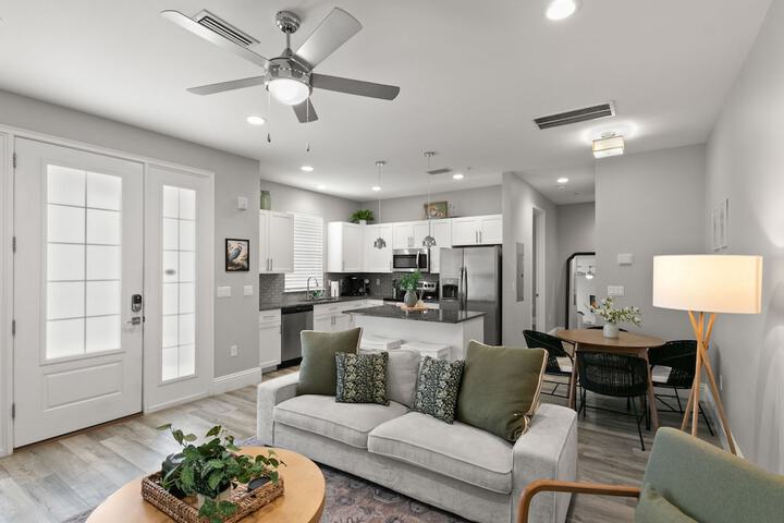 Canopy Cove Stunning 2BR Apt Heart of Downtown