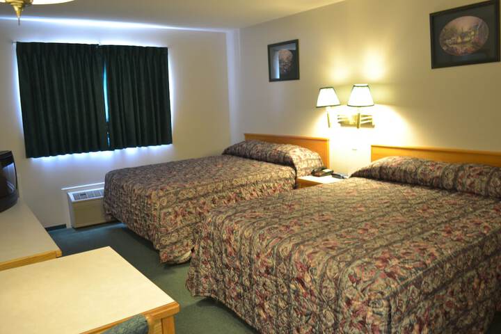 4 Pines Motel