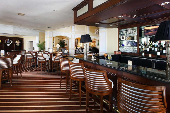 Lounge 43 of 69