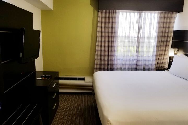 Holiday Inn Express & Suites Miami - Hialeah by IHG