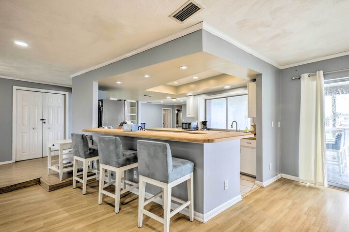 Apollo Beach Waterfront Retreat w / Boat Dock!
