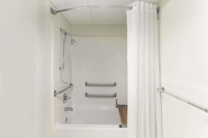 Room 4 of 15