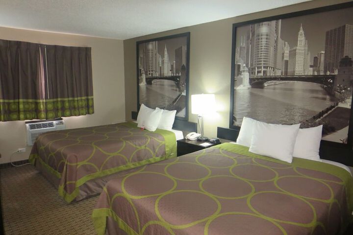 Super 8 by Wyndham Mundelein / Libertyville Area