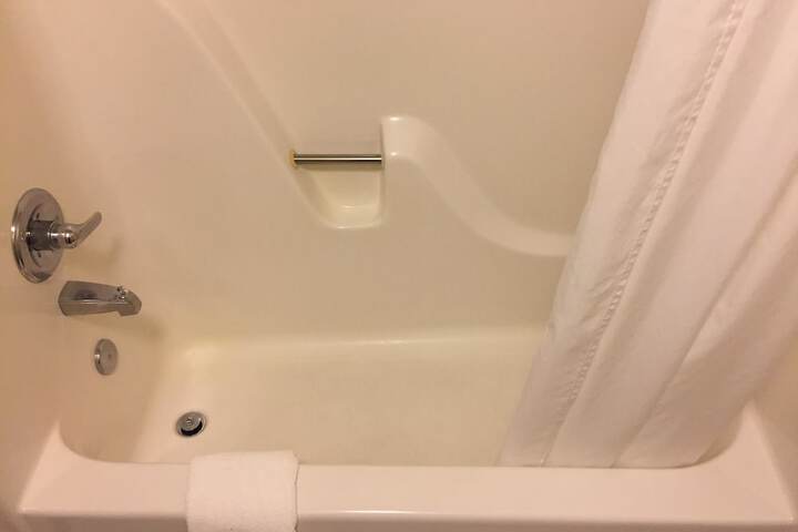 Travelodge by Wyndham Dunsmuir