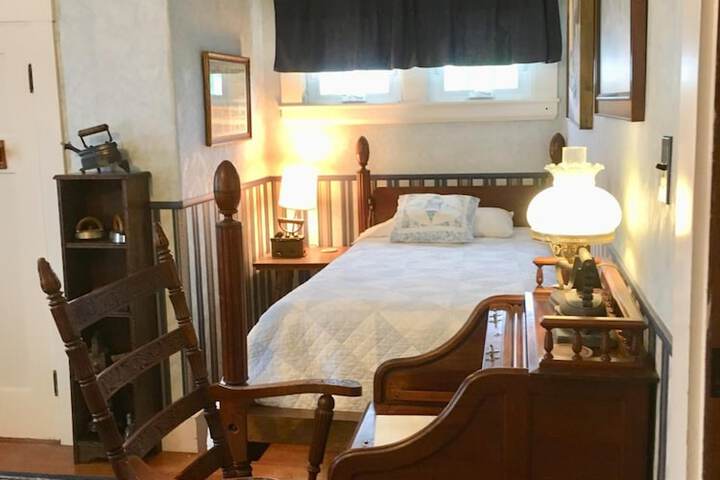 Old Iron Inn Bed and Breakfast