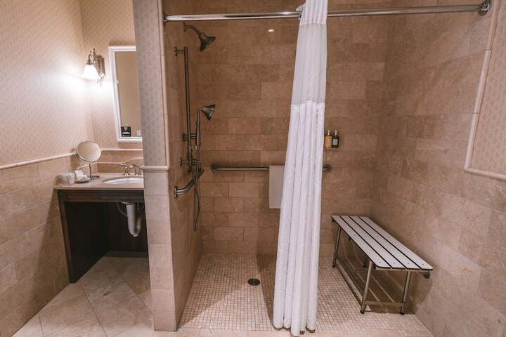 Room 35 of 106