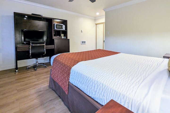 Room 9 of 32
