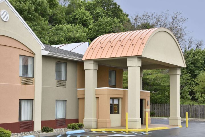 Howard Johnson Hotel & Suites by Wyndham Allentown / Dorney