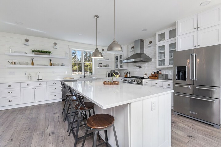 Serene 5BR Farmhouse Retreat Shoreline