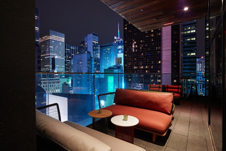 Lounge 32 of 43