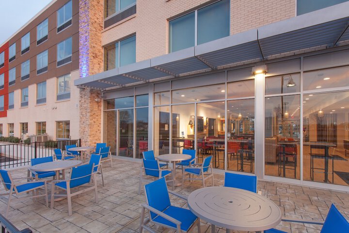 Holiday Inn Express and Suites Detroit / Sterling Heights by IHG