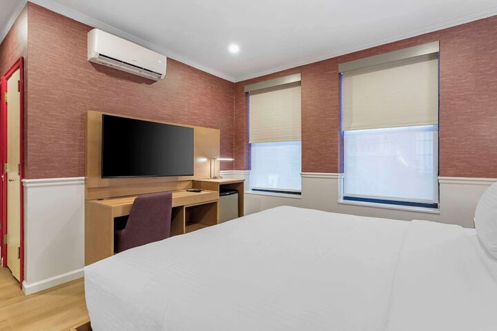 Room 32 of 84