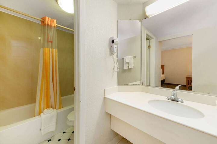 Room 6 of 30