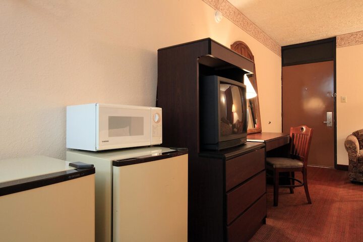 Room 6 of 10
