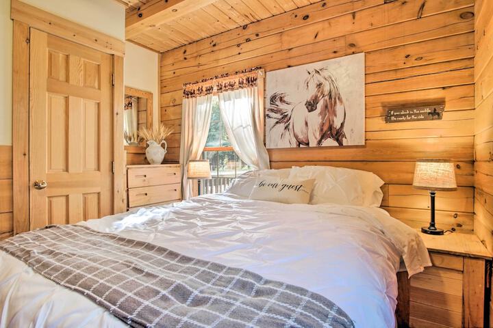 Rustic Rothbury Cabin w / Resort Amenity Access!