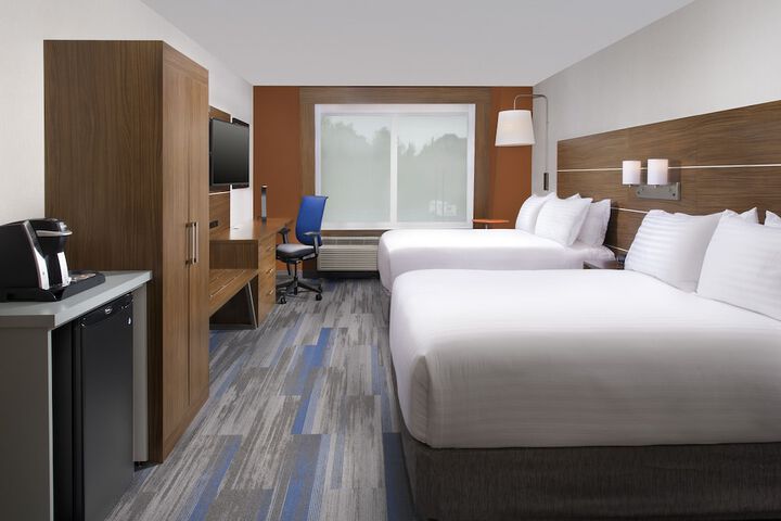 Holiday Inn Express & Suites Altoona by IHG