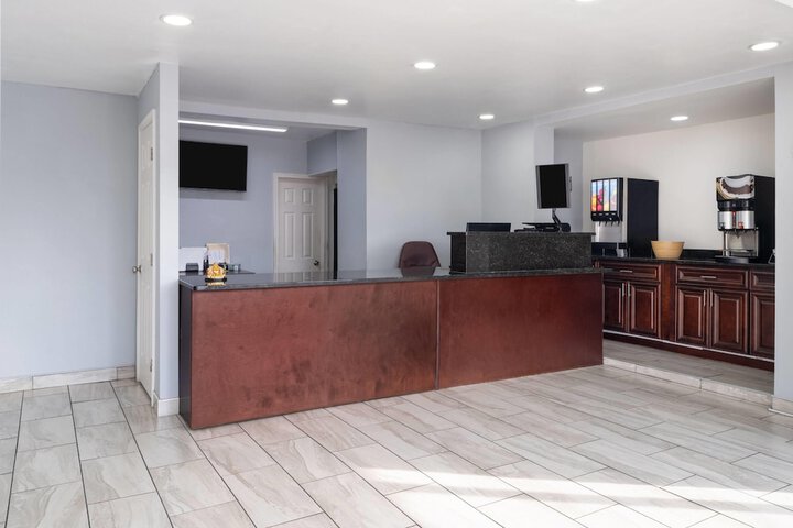 Super 8 by Wyndham Portsmouth - Norfolk