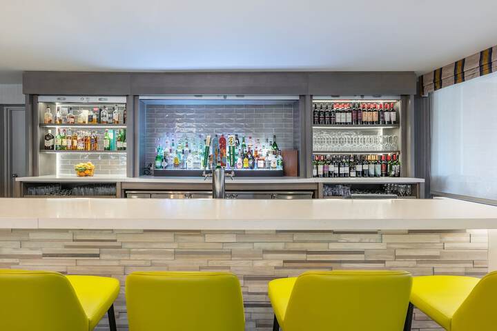 Lounge 43 of 48