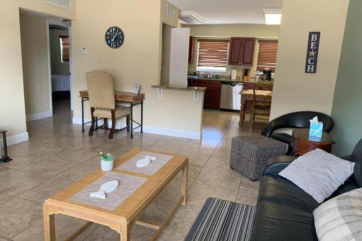 Tranquil Waterfront 2bd1ba Apt in North Palm Beach