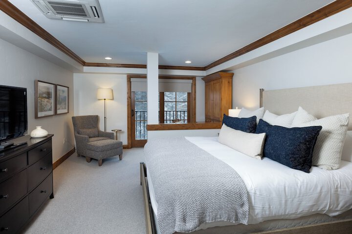 Room 70 of 102