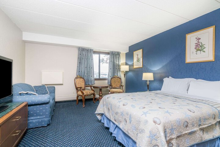 Room 13 of 16