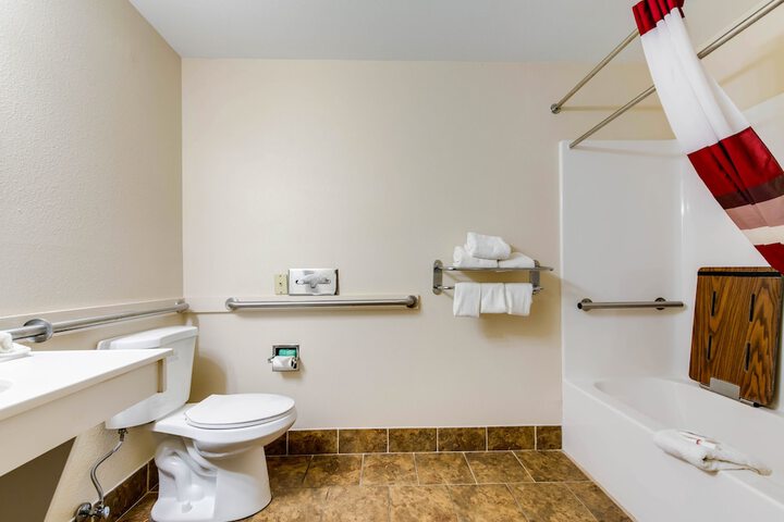 Econo Lodge Inn & Suites