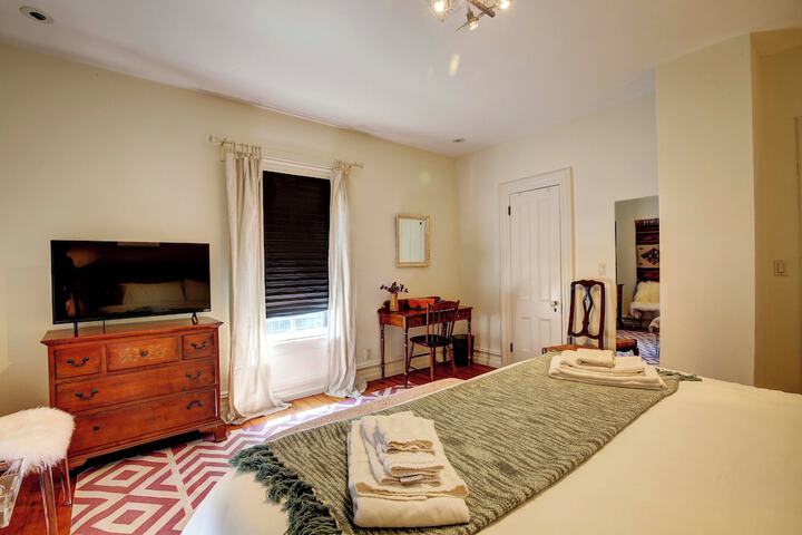 Walk to Downtown: Pet-friendly Millerton Home!